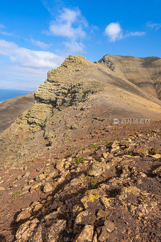 Jandía自然公园阳光明媚的一天，Fuerteventura -从morro Jable Summit Up